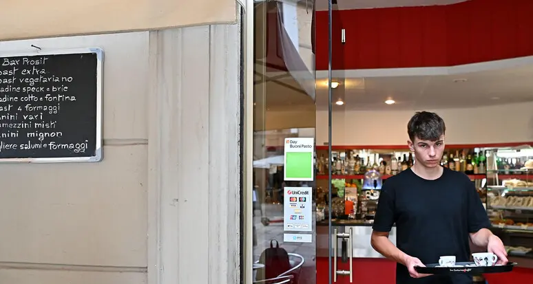 Trentamila lavoratori del turismo con busta paga bloccata, la denuncia dei sindacati Trentini
