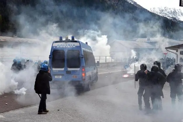 Disordini al Brennero, condannati in appello 63 anarchici: pene per 129 anni di carcere