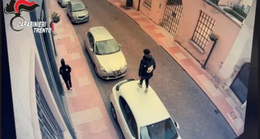 Trento, cammina sulle auto in via Orfane: identificato l’autore dei danneggiamenti