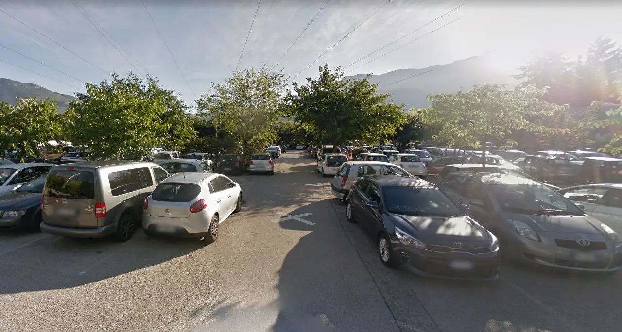 Trento, troppe auto lasciate anche di notte: il parcheggio Monte Baldo diventa a pagamento