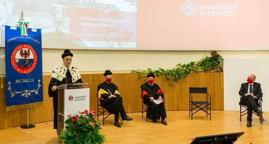Unitn, la cappa di ermellino a Deflorian in diretta YuoTube