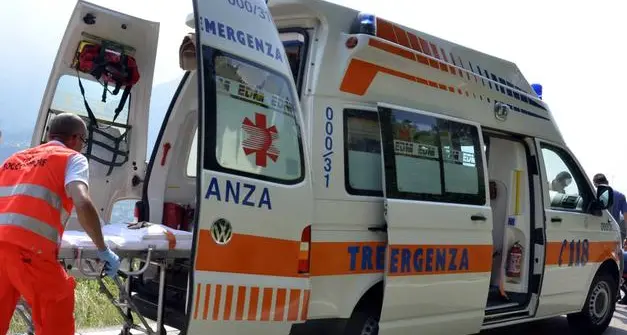 Levico, schianto fra auto e tir sulla Valsugana: grave una persona incastrata nell’abitacolo