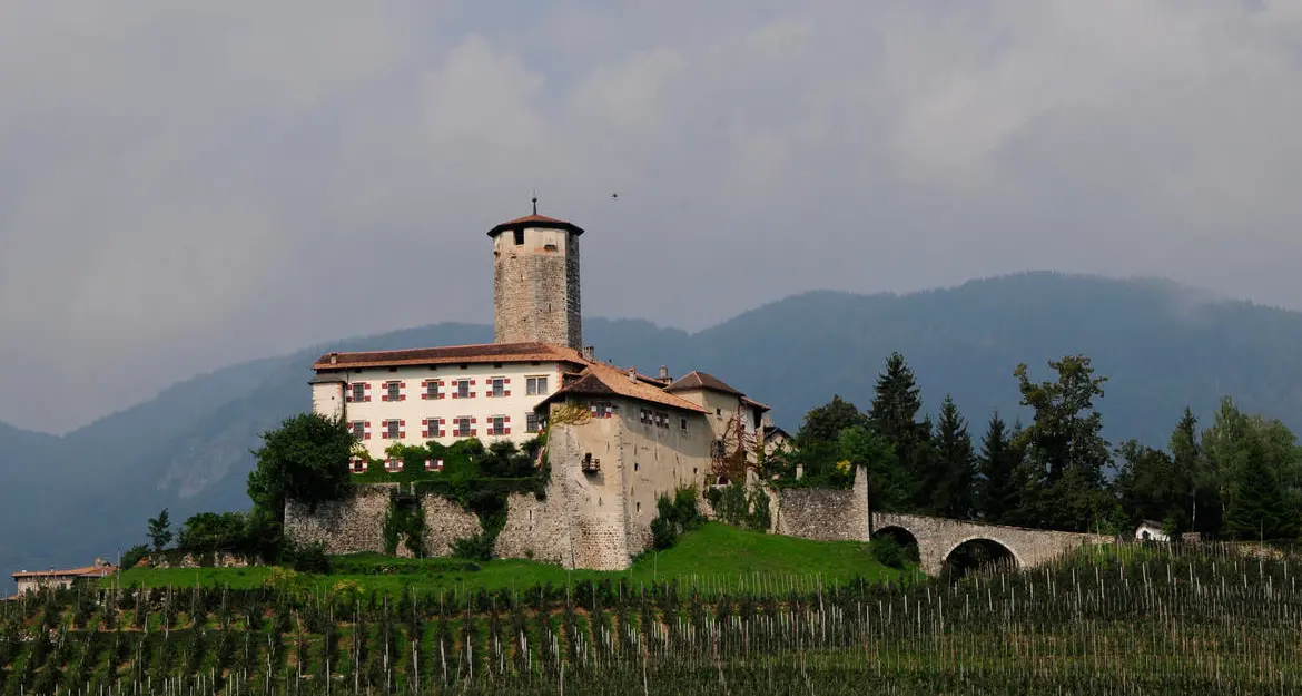 La Provincia vuole comprare Castel Valer e vendere ex Villa Rosa e altri quattro immobili. Il Pd contro la permuta: “Ripensateci”