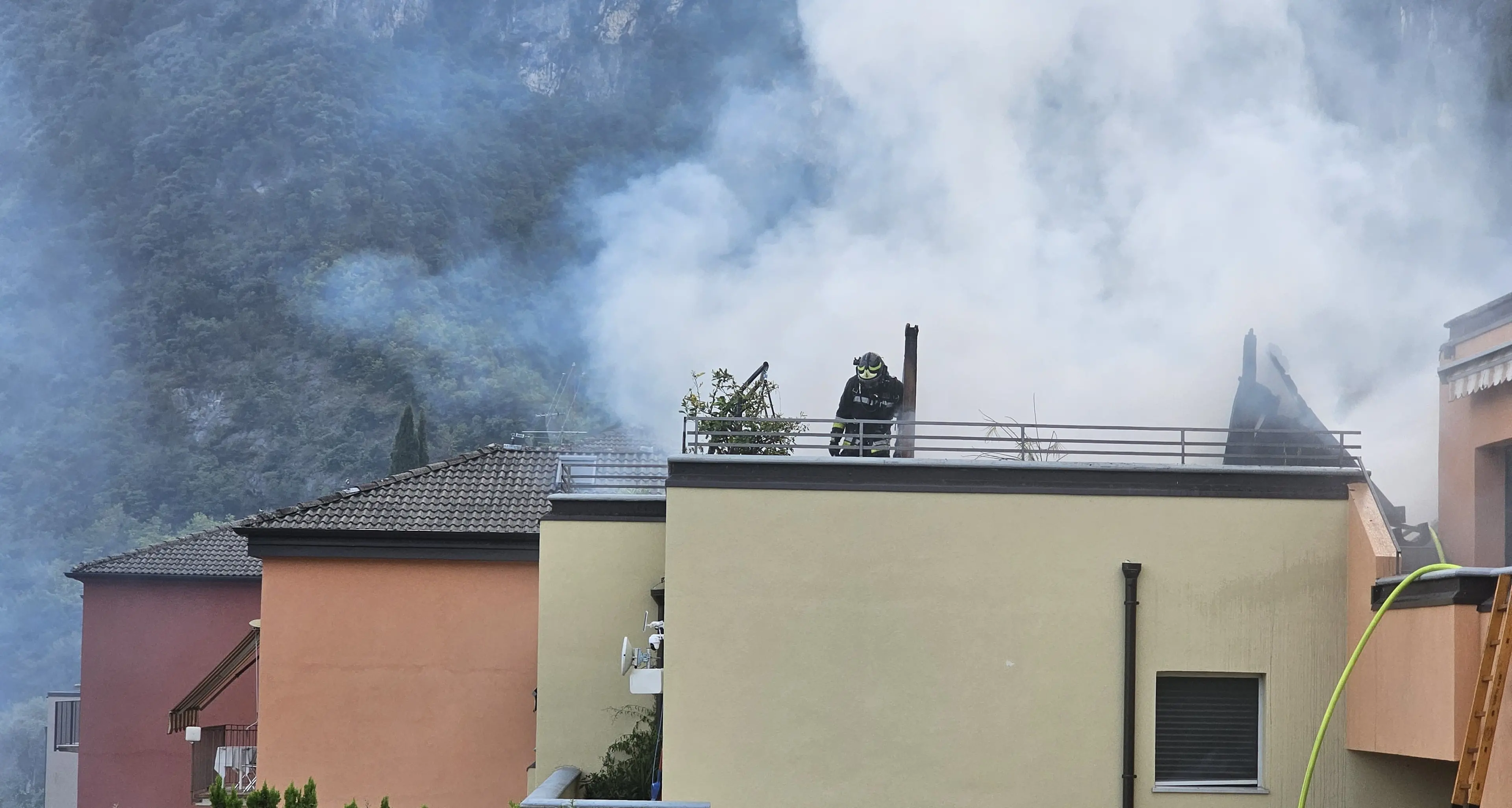 Guasto all’impianto elettrico: appartamento in fiamme a Riva