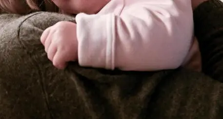 Mamma si addormenta mentre allatta, neonato morto soffocato