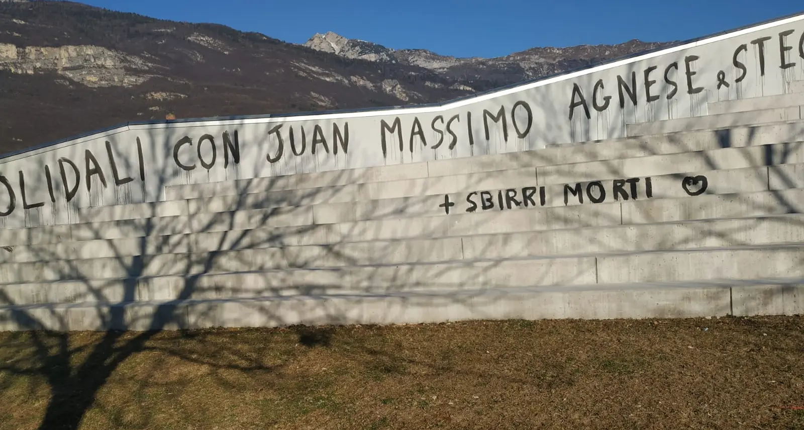 Rovereto: dopo le nuove ordinanze, le scritte sulla gradinata della Manifattura