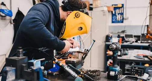 Industria trentina, rallenta la produzione: boom dei contratti a chiamata, esplode la cassa integrazione