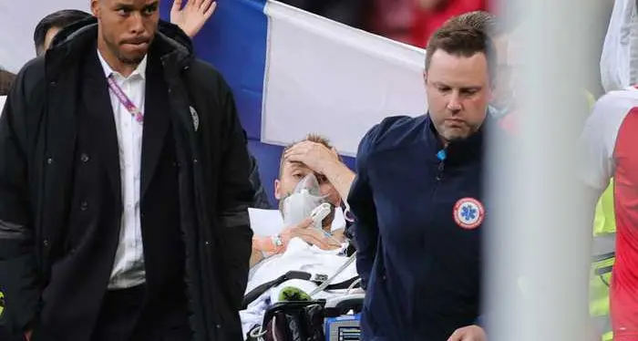 L’Uefa: «Eriksen stabilizzato e portato in ospedale». Il calciatore è sveglio e sta meglio
