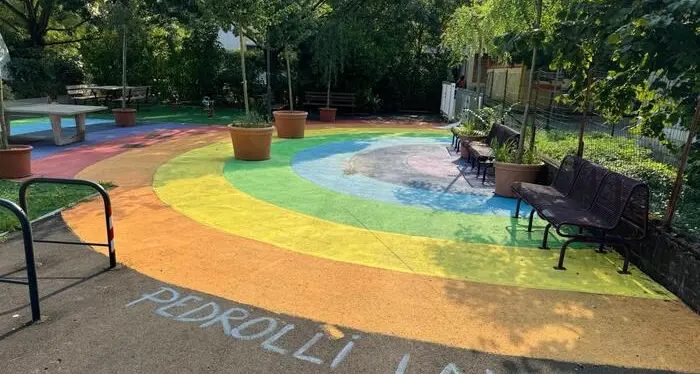 Gardolo, la “zona 30” diventa dei bambini: la segnaletica stradale si colora