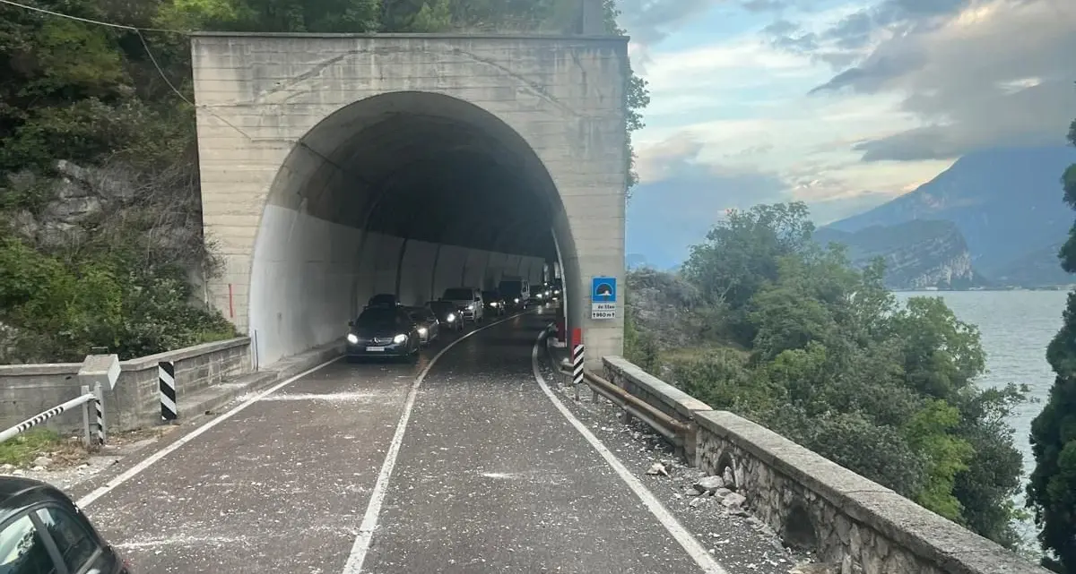 Frana in galleria, Gardesana riaperta a senso unico alternato
