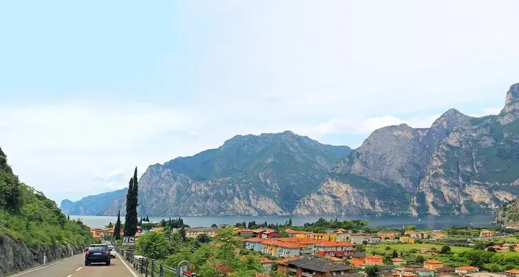 Lago di Garda, ecco il “calendario del traffico”: 25 giorni da bollino nero