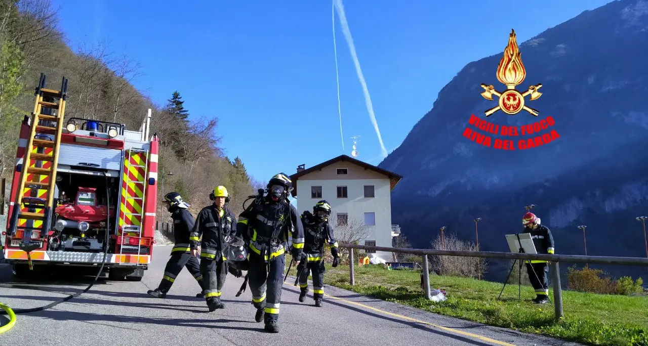 Allarme incendio a Tenno: i pompieri salvano il bosco dalle fiamme