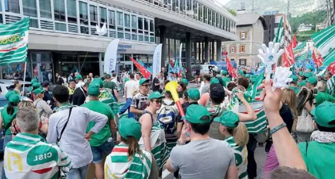 Cooperative: fuori lo sciopero, dentro l’applauso per il Simoni bis