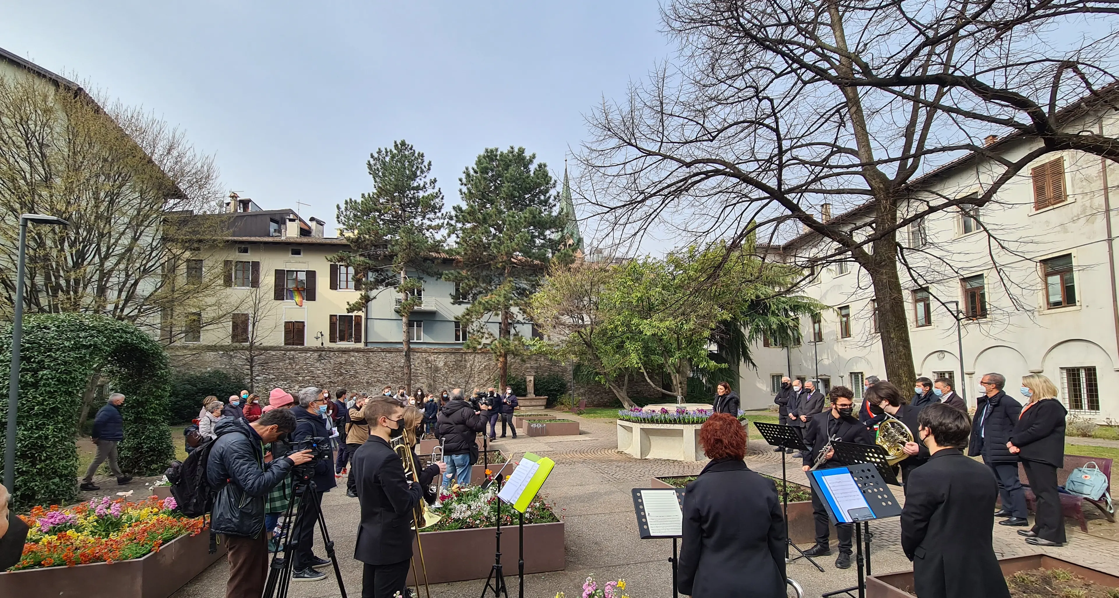 Trento, i giacinti blu per ricordare chi è morto per Covid