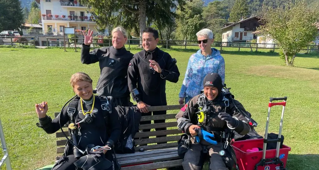 Copertoni, ruote di moto, sedie: i sub ripuliscono il lago di Ledro e ci trovano dentro di tutto