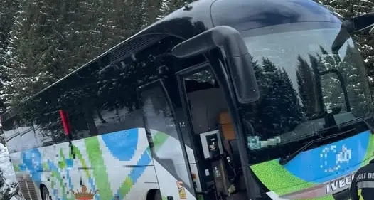 San Martino di Castrozza, autobus bloccato nella neve finisce con due ruote nella scarpata: tre ore per recuperarlo