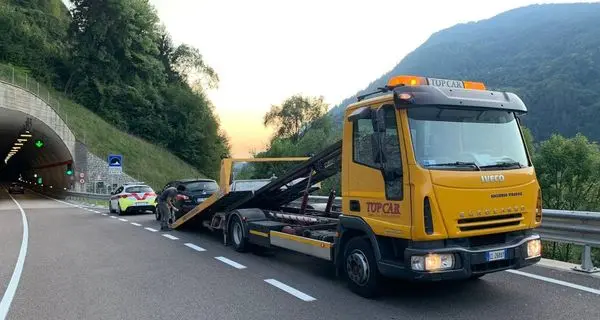 Turista ubriaco abbatte i cartelli stradali: denunciato