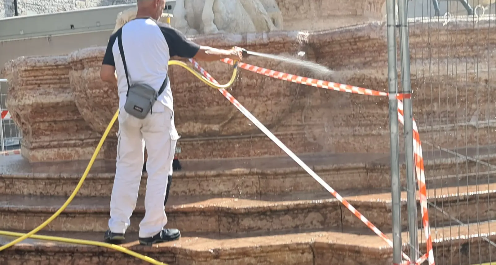 Fontana del Nettuno: torna l’acqua, se ne vanno le alghe