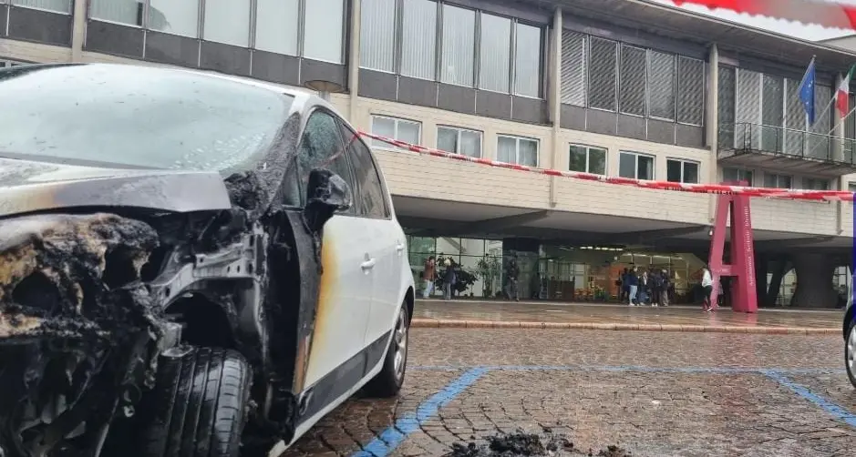 Due auto a fuoco fuori da palazzo della Regione. In corso le indagini