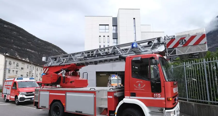 Incendio a Mezzolombardo, a fuoco due auto in garage: evacuate trenta persone