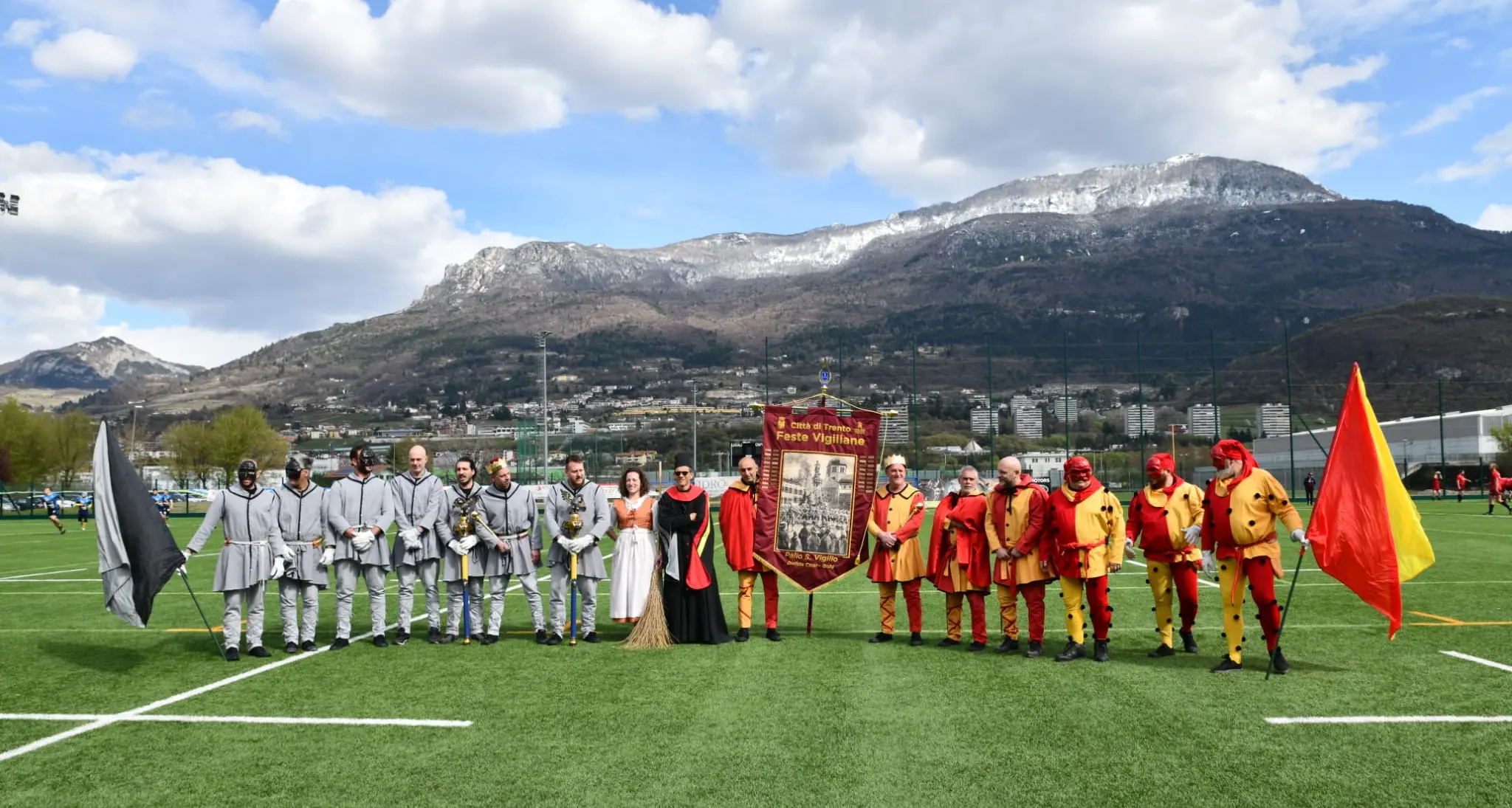 Il Trento Rugby batte il Feltre per 15 a 13 e poi festa per tutti coi Ciusi e Gobj