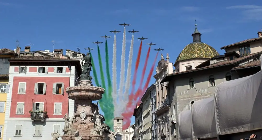 Trento, le Frecce Tricolori sorvolano la città