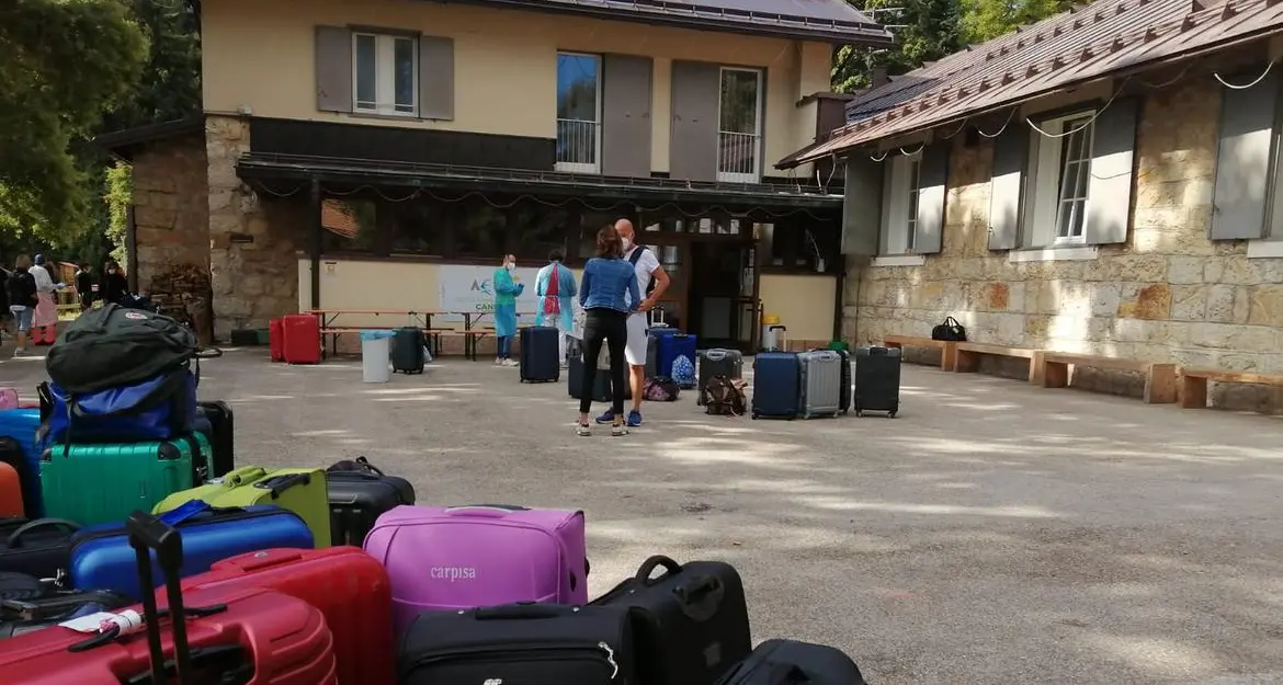 Covid, otto pullman per riportare a casa i ragazzi della colonia di Cesenatico