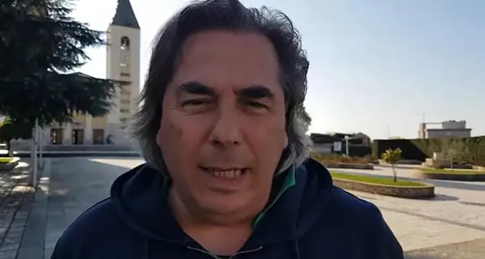 Il leader dei no vax finisce in ospedale e si pente: «Ora la mia visione è cambiata e credo nella scienza. Farò il vaccino»