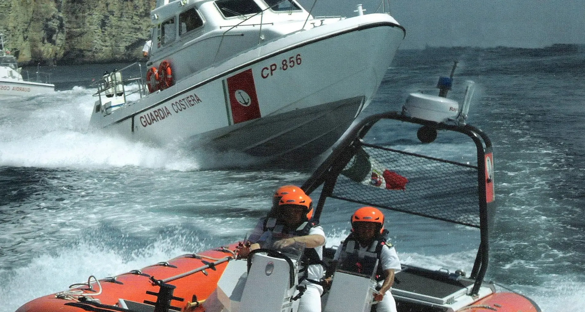 Lago di Garda, onde alte due metri e pioggia battente: salvate due famiglie “in trappola”