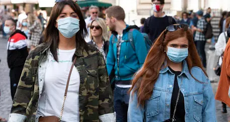 Mascherina ancora obbligatoria all’aperto e Green Pass illimitato per chi ha 3 dosi