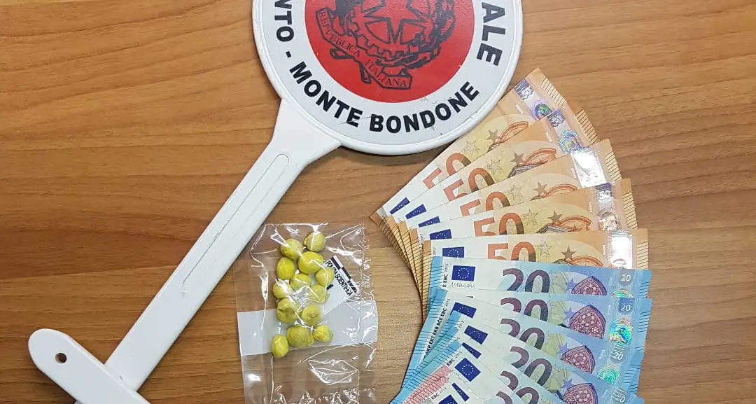 Poliziotti mimetizzati tra i clienti del supermercato e i runner, presi due spacciatori