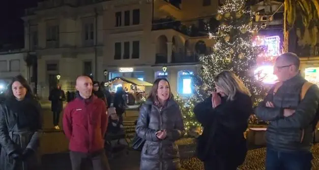 Revocati gli arresti, la sindaca Santi torna in piazza a Riva: «Tre giorni difficili. Grazie a chi ha creduto in me»