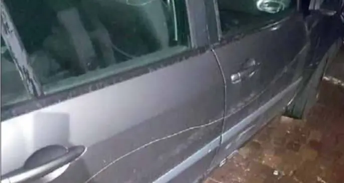 Danneggia le auto parcheggiate rigandole con una pietra