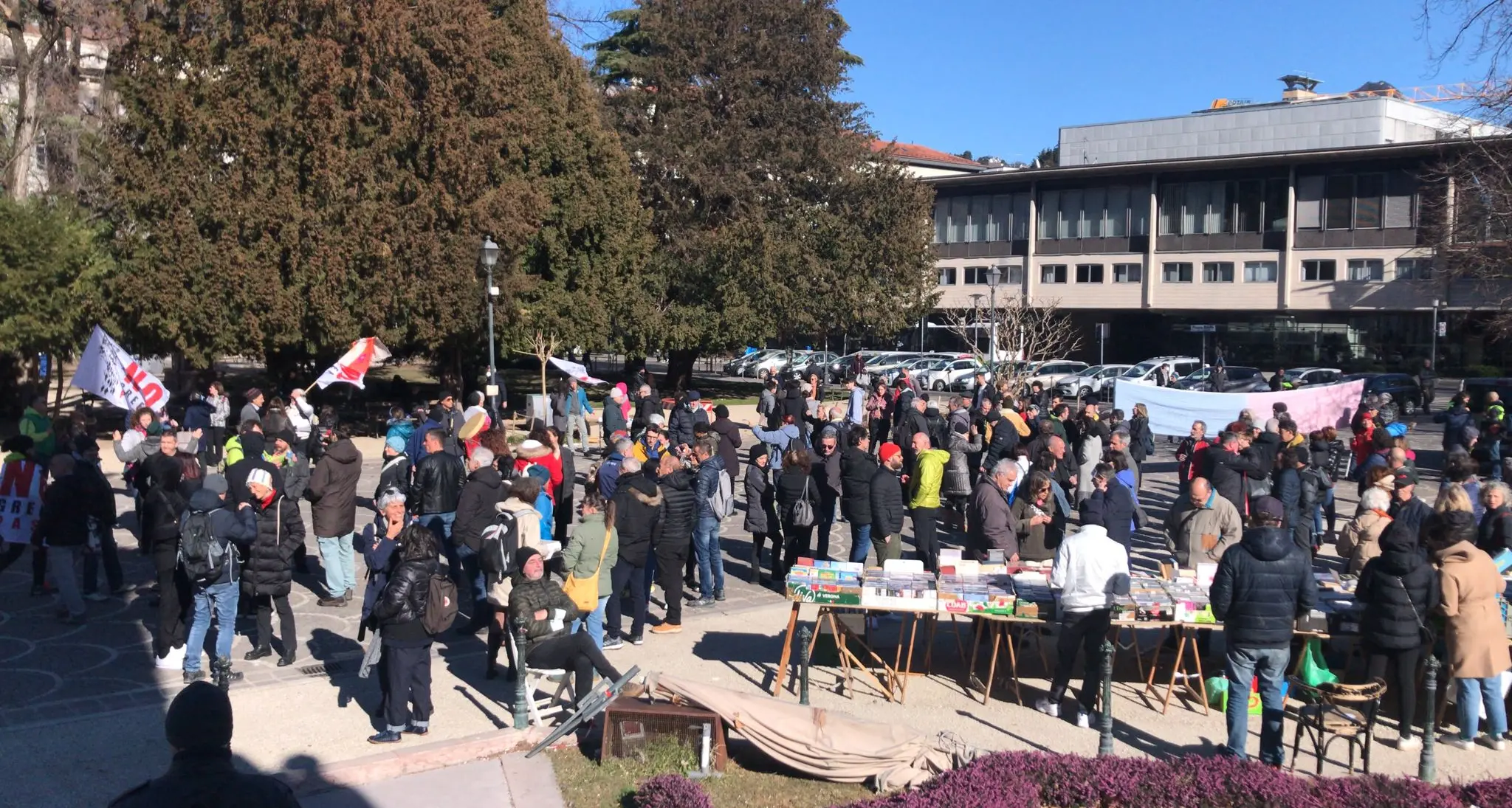 No Green pass ancora in piazza a Trento. Corteo in città, poi aperitivo per tutti nel “bar no vax” di Borgo