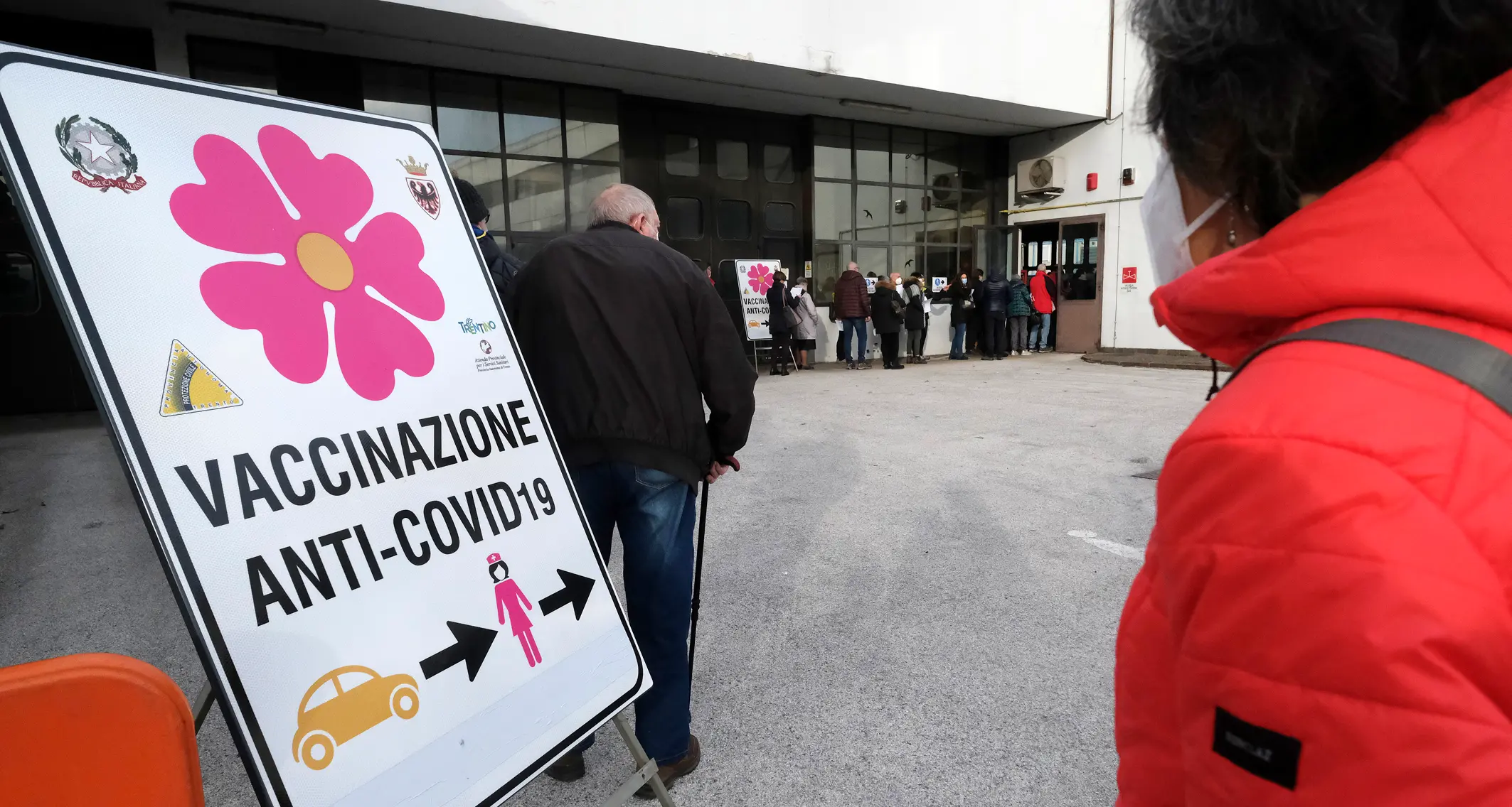Maratona vaccinale per 71.361 trentini. Ma lo spettro della zona gialla è a un passo