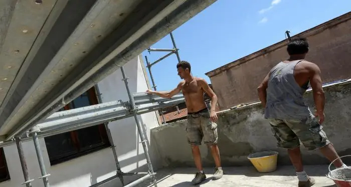 Lavoro illegale nei cantieri, denunciati due imprenditori