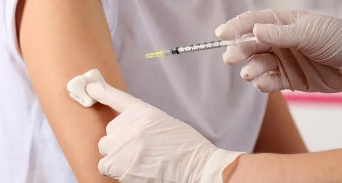 Alto Adige, da domani via alla terza dose per over 60, fragili e personale sanitario