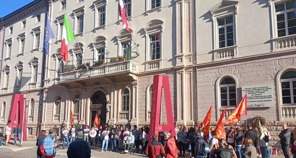 Appalto Cup, 120 lavoratori in Piazza Dante: “Nessuna garanzia sul nostro futuro”