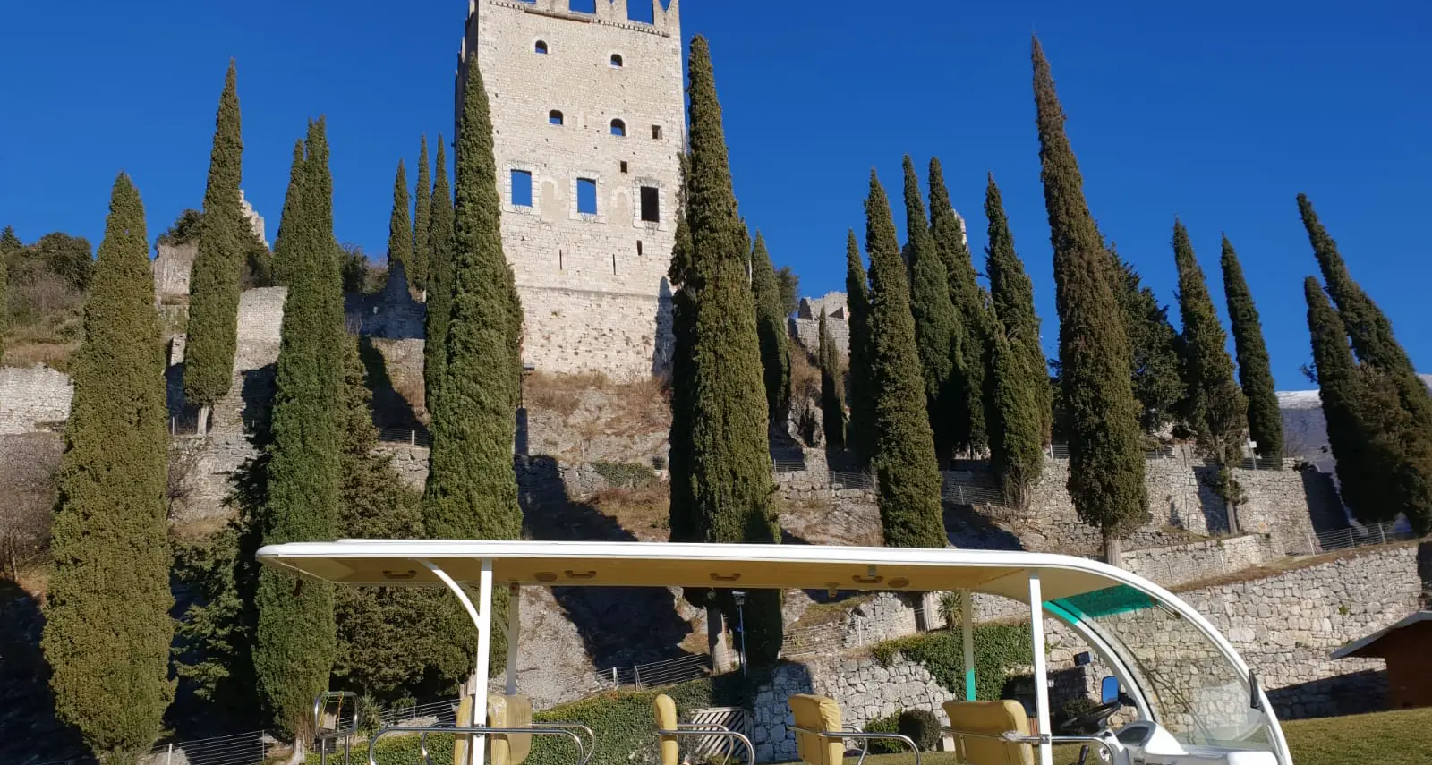 Castello di Arco o Gardaland? Scoppia il caso dell’allargamento della strada
