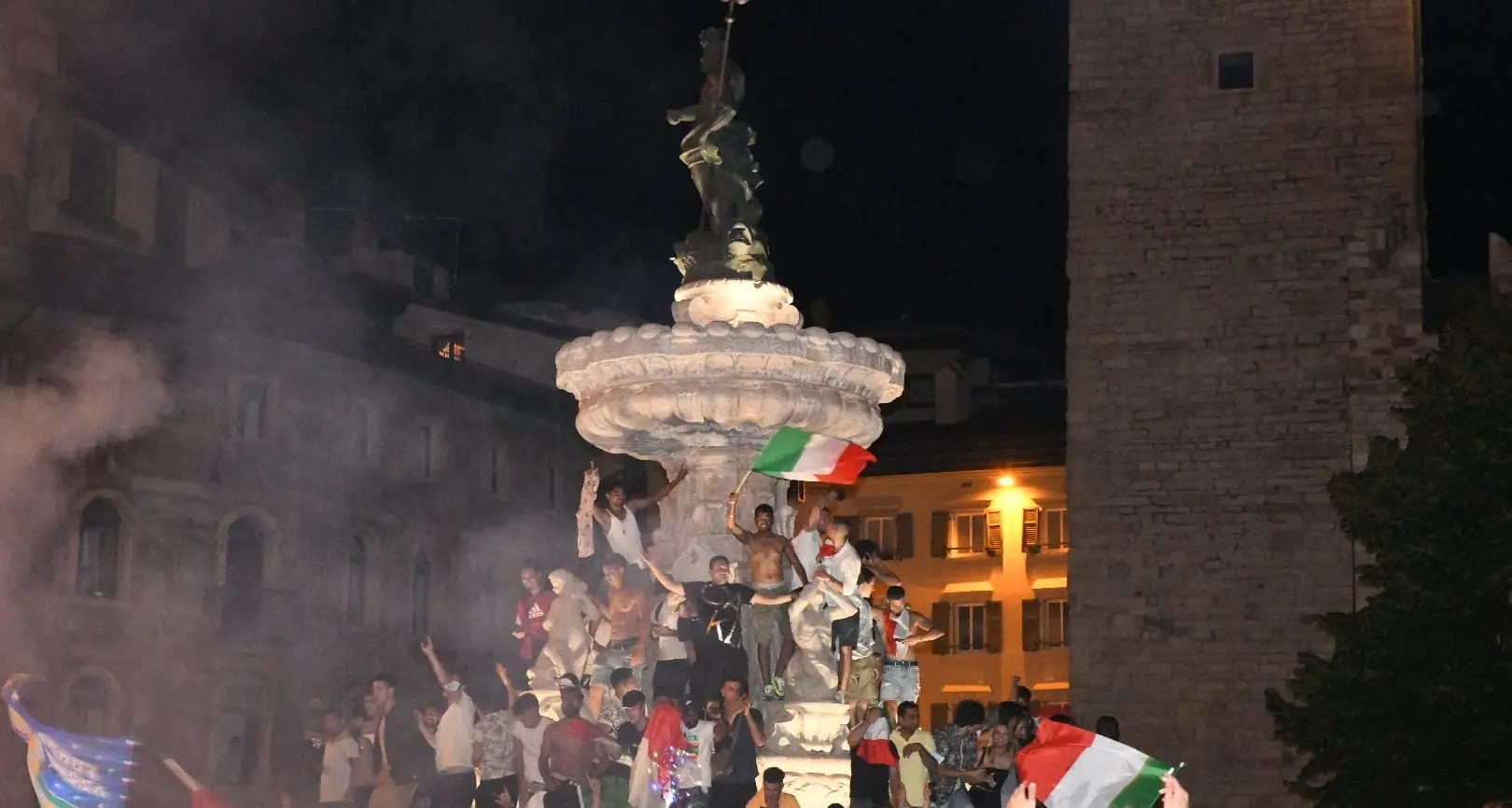 Festeggiamenti post vittoria, danneggiata la fontana del Nettuno