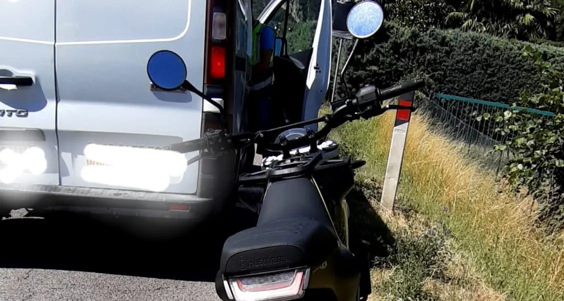Con la moto tampona il furgone: un ferito a Dro