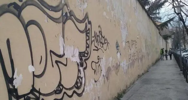 Muri e arredi urbani imbrattati dai vandali a Trento, alla pulizia pensano i ragazzi disabili
