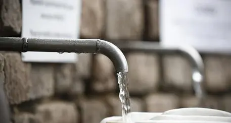 Siccità, l’Azienda Gardesana ai sindaci: «Stop all’acqua per piscine e giardini»