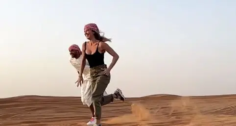 Gara di velocità fra Marcell Jacobs e Diletta Leotta sulle dune