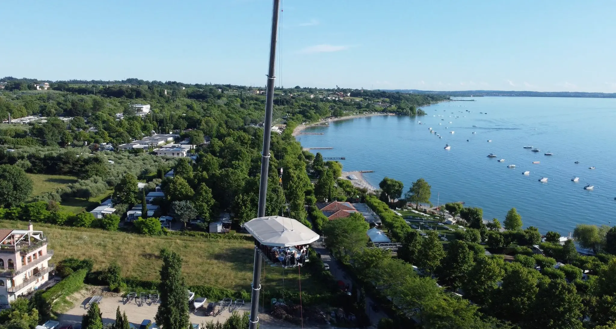 “Dinner in the Sky” torna a Lazise: boom di prenotazioni dal Trentino