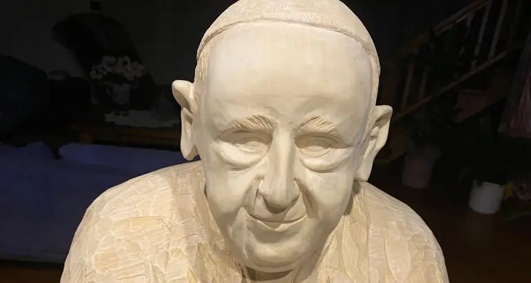 Castel Condino, la comunità dona a papa Francesco la scultura in legno che lo raffigura