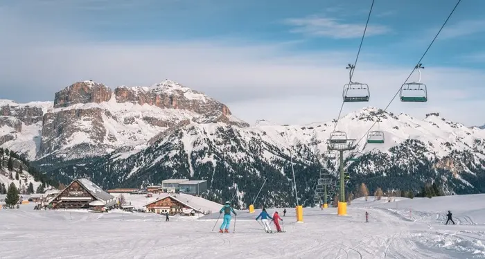 Imbratta la telecabina del Ciampac, snowboarder incastrato dalle telecamere: dovrà pagare 3.100 euro