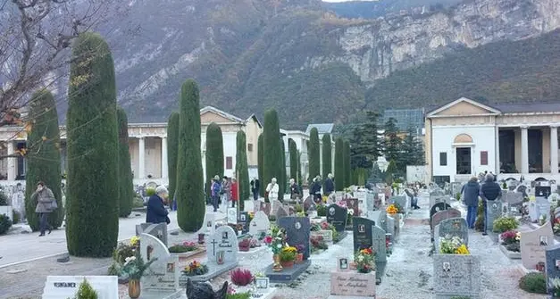 Chiama il padre scomparso da ore e risponde il necroforo: esposto alla Procura di Trento