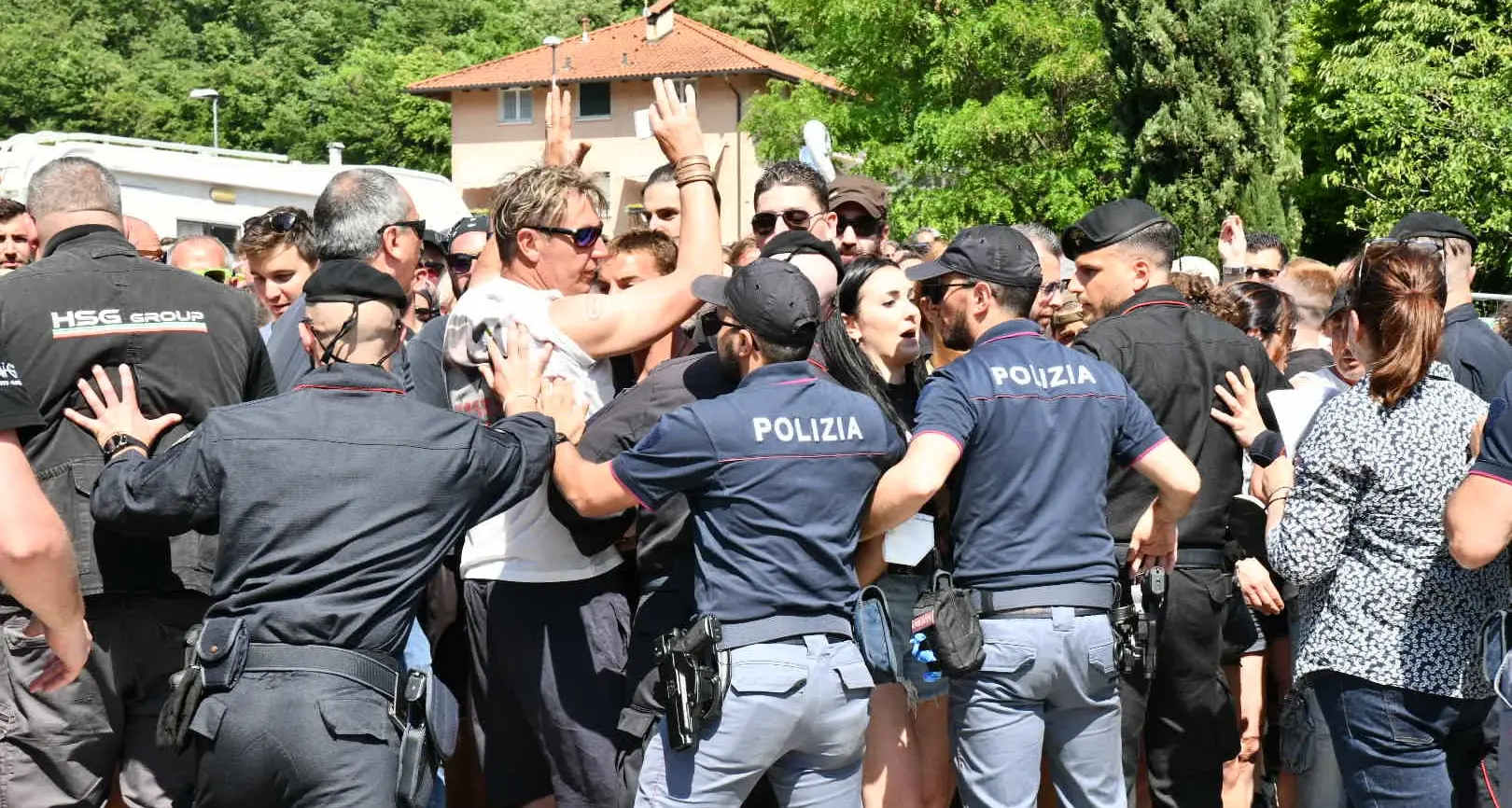 Concerto di Vasco: la folla preme per entrare, travolti alcuni fan