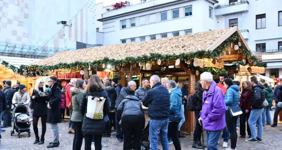 Trento, cerca di rubare nella “casetta” del mercatino di piazza Battisti, denunciato